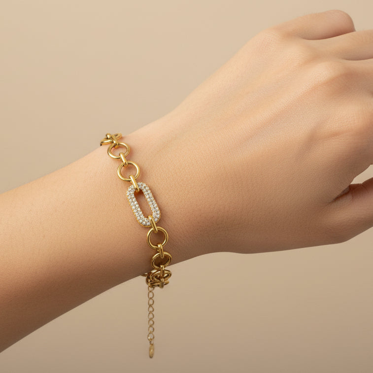 Diamond Studded Circle Loose Gold Bracelet