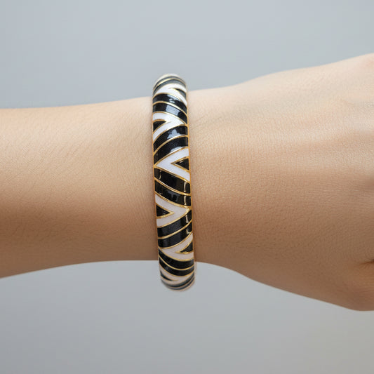Enamel Black White V Design Openable Bangle Bracelet