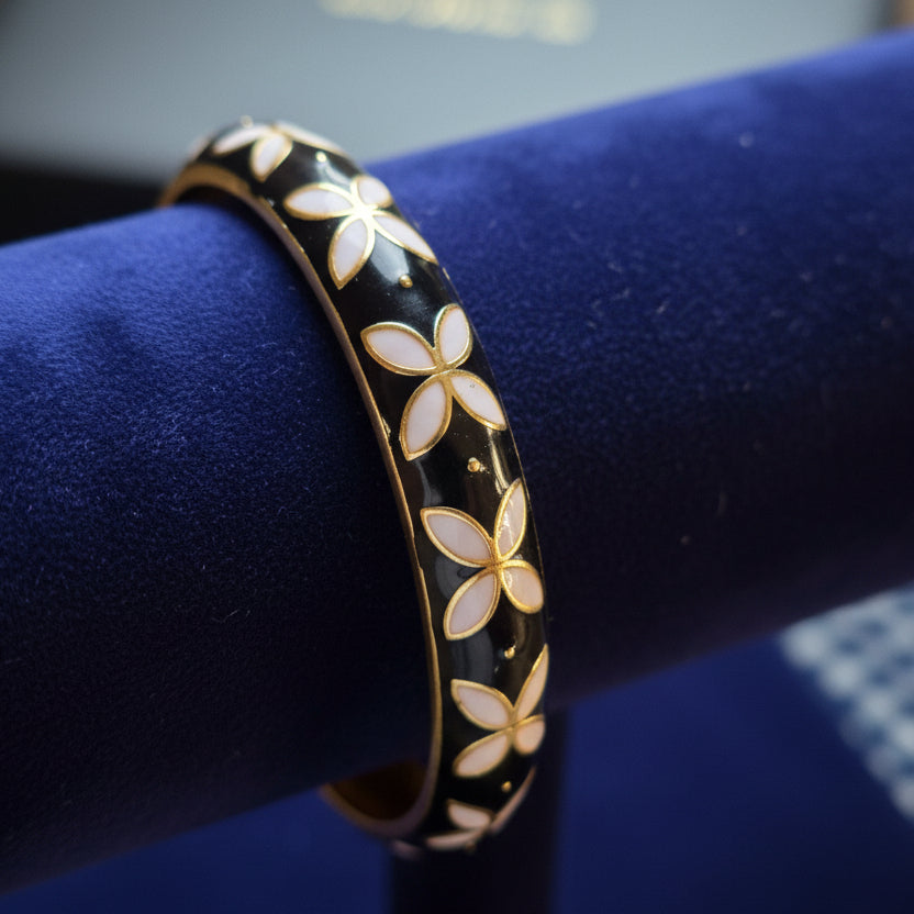 Enamel Black White Floral Petal Design Openable Bangle Bracelet